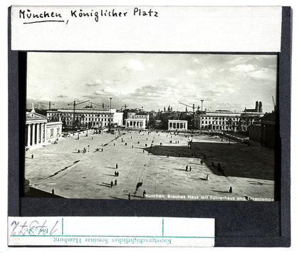 Vorschaubild München: Königlicher Platz (Dias 1940 in Heidelberg bestellt, nach 1947 am Hamburger Seminar mit Deckgläsern versehen und beschriftet) 